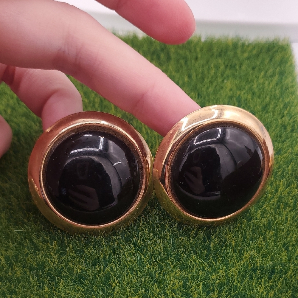 Elegant Gold Tone and Black Saucer Earrings Clip On E228